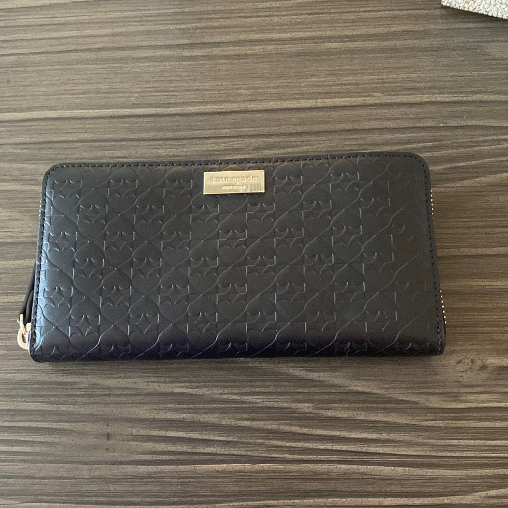 Kate Spade wallet in perfect condition never used.
